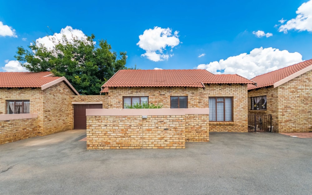 Townhouse for sale in Greenhills - 1KR1726153 Townhouse for sale in Greenhills - 1KR1726153