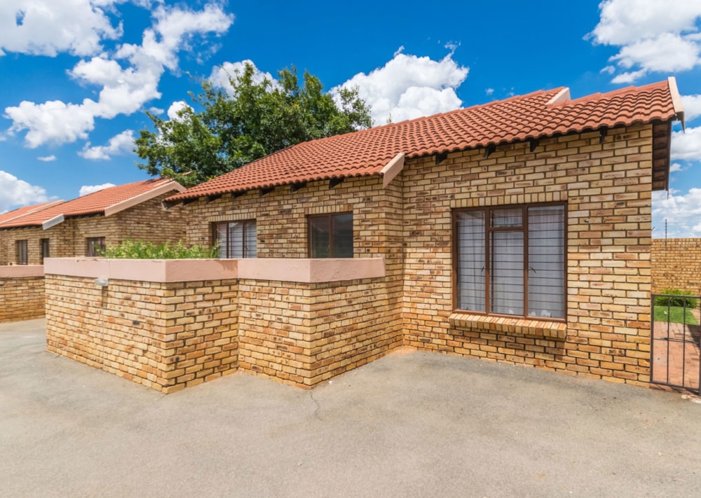 Townhouse for sale in Greenhills - 1KR1726153 Townhouse for sale in Greenhills - 1KR1726153