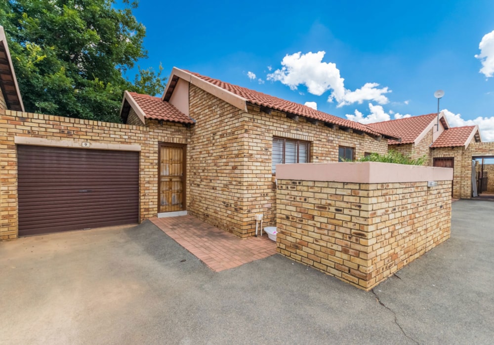 Townhouse for sale in Greenhills - 1KR1726153 Townhouse for sale in Greenhills - 1KR1726153