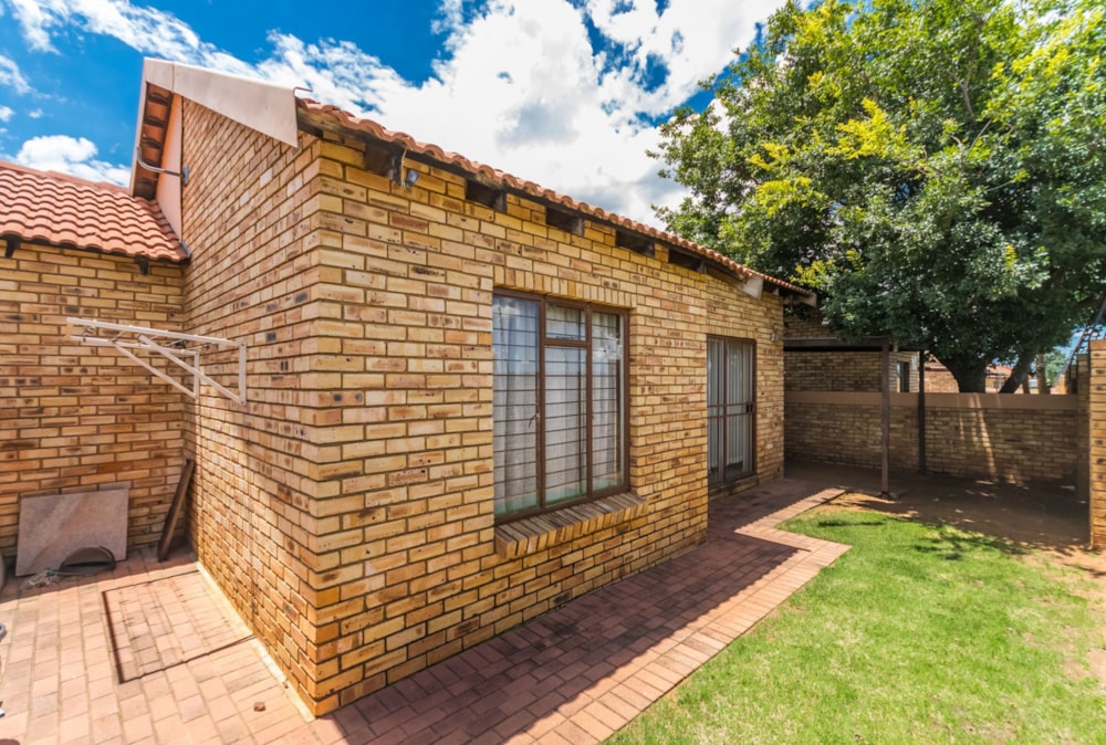 Townhouse for sale in Greenhills - 1KR1726153 Townhouse for sale in Greenhills - 1KR1726153