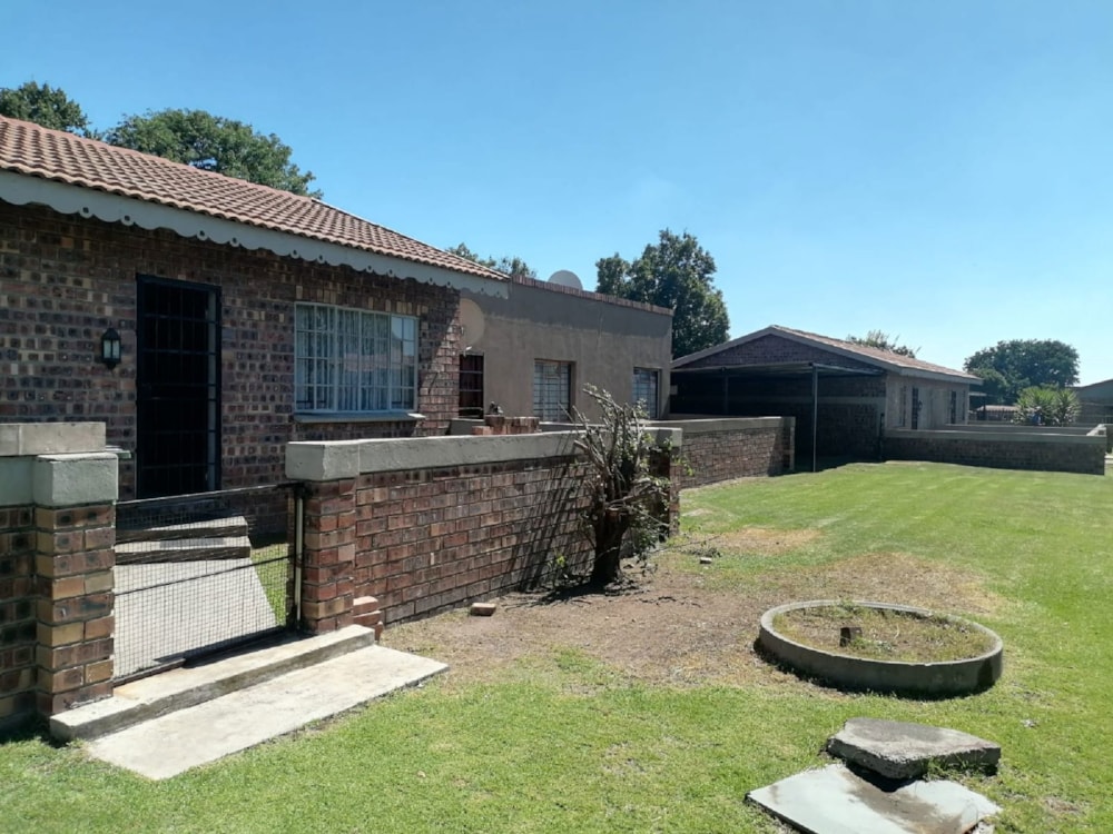 Commercial flats for sale in Hendrina - 1MD1726403