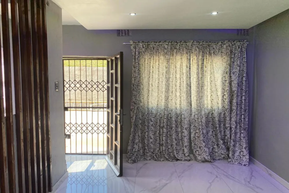 Double-storey house let in Chatsworth, KwaZulu-Natal - 1WP1726646