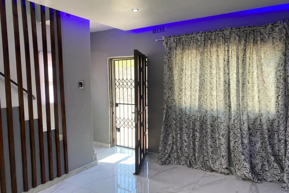 Double-storey house let in Chatsworth, KwaZulu-Natal - 1WP1726646