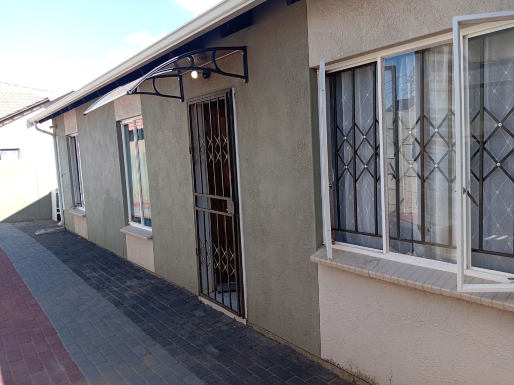 House for sale in Stretford - 1VT1727316