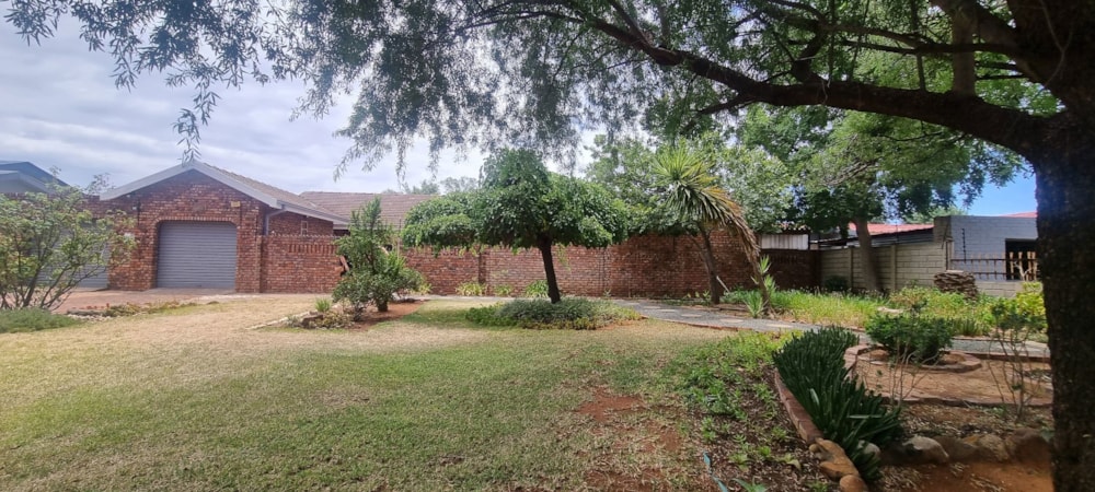 House for sale in Verwoerdpark, Kimberley - 1KJ1726811