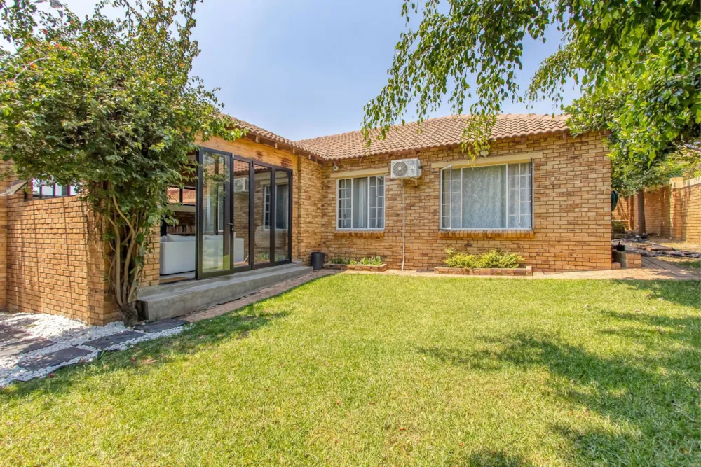 Townhouse sold in North Riding - FW1727193