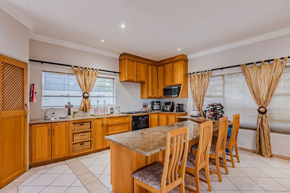 Double-storey house for sale in Olympus AH - PT1727880