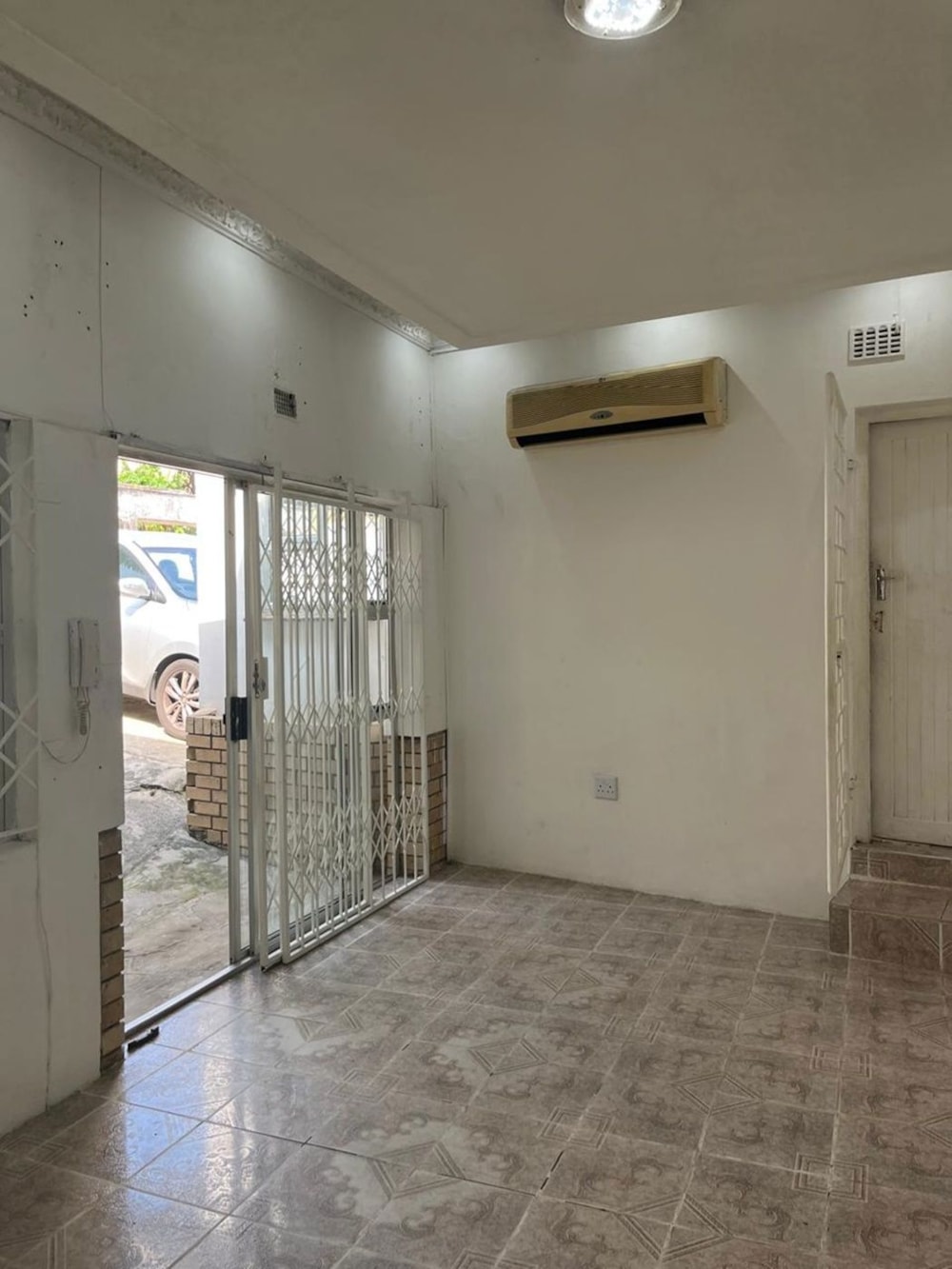 House for sale in Shastri Park - 1ND1727332