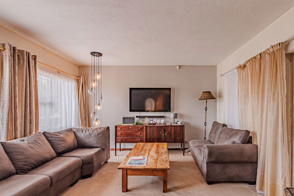 Double-storey house for sale in Murrayfield - PT1728486