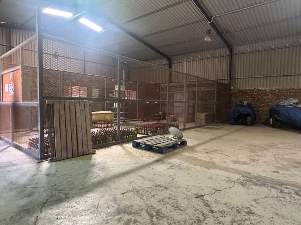 Commercial industrial property to rent in Kimdustria - 1KJ1727675