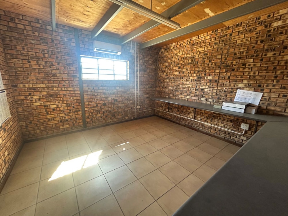 Commercial industrial property to rent in Kimdustria - 1KJ1727675