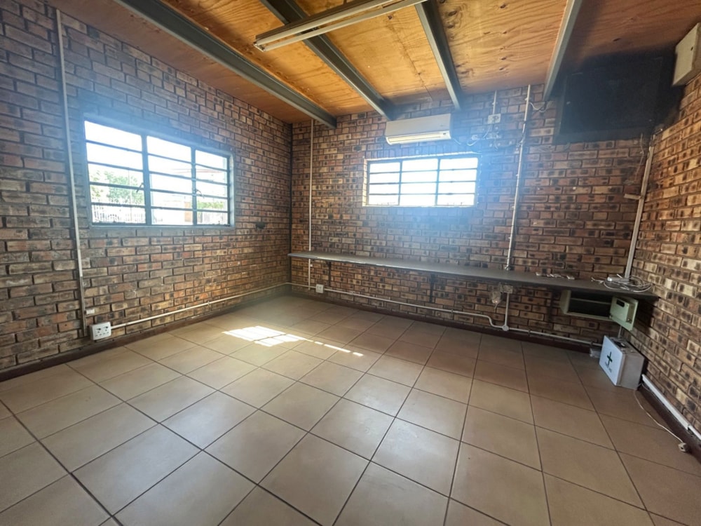 Commercial industrial property to rent in Kimdustria - 1KJ1727678