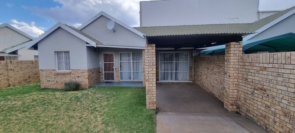 Townhouse for sale in Roylglen - 1KJ1728222