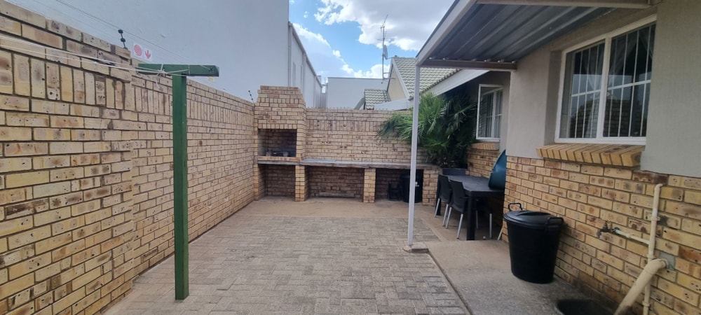 Townhouse for sale in Roylglen - 1KJ1728222