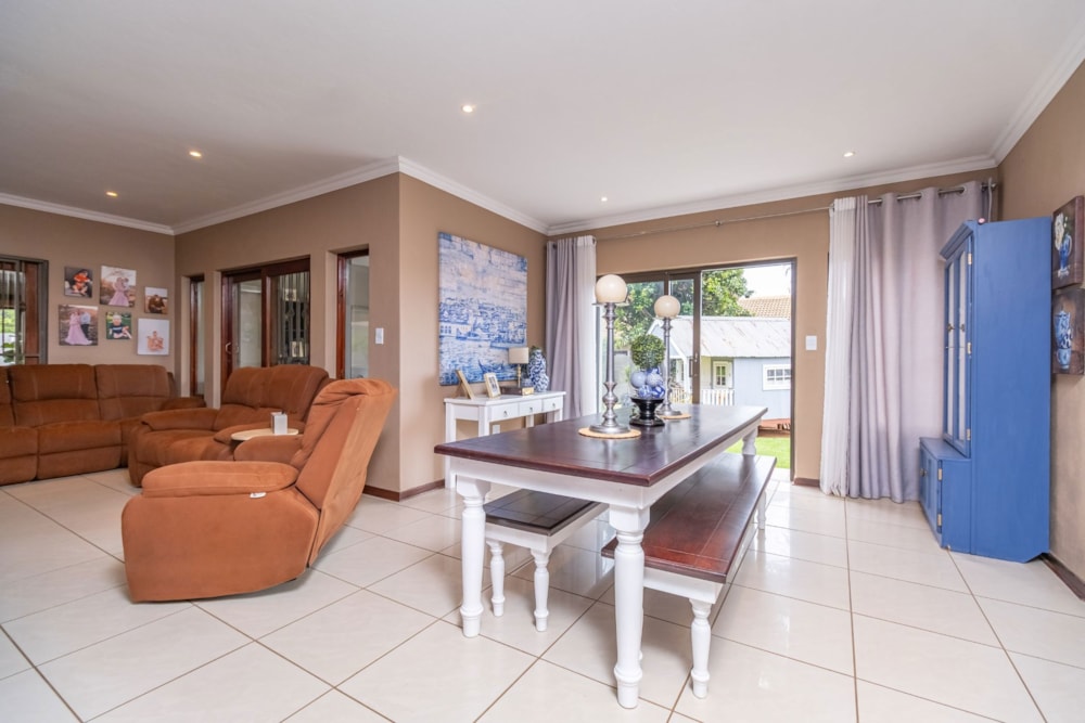 Double-storey house for sale in Noordheuwel - 1KR1725617 Double-storey house for sale in Noordheuwel - 1KR1725617