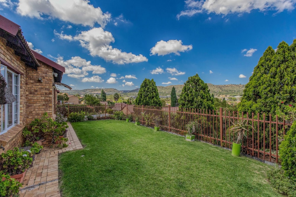 Townhouse for sale in Wilgeheuwel - RAN1729015 Townhouse for sale in Wilgeheuwel - RAN1729015