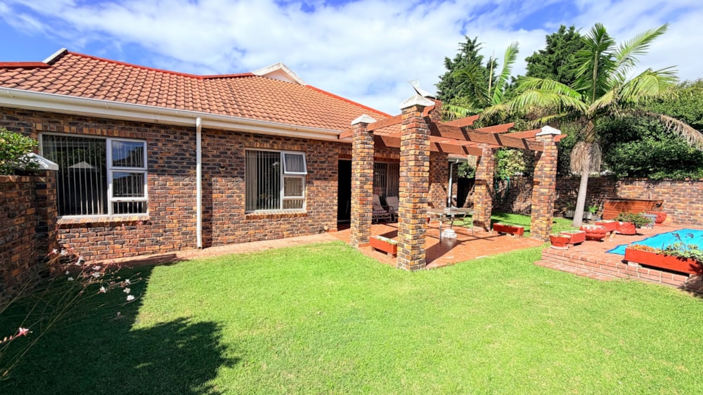 Security complex home for sale in Kleinmond - KN1731943 Security complex home for sale in Kleinmond - KN1731943