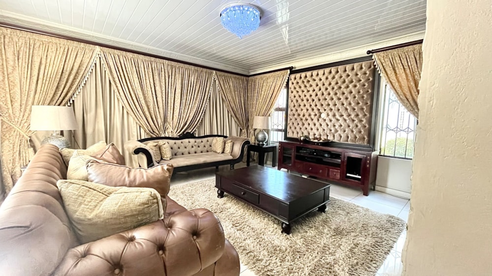 Double-storey house for sale in Bendor - 1PS1731071