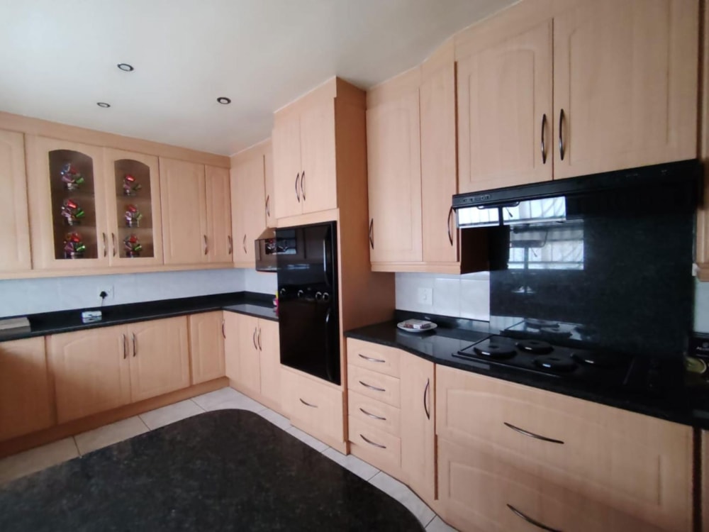 House for sale in Mackenzie Park - EN1729324