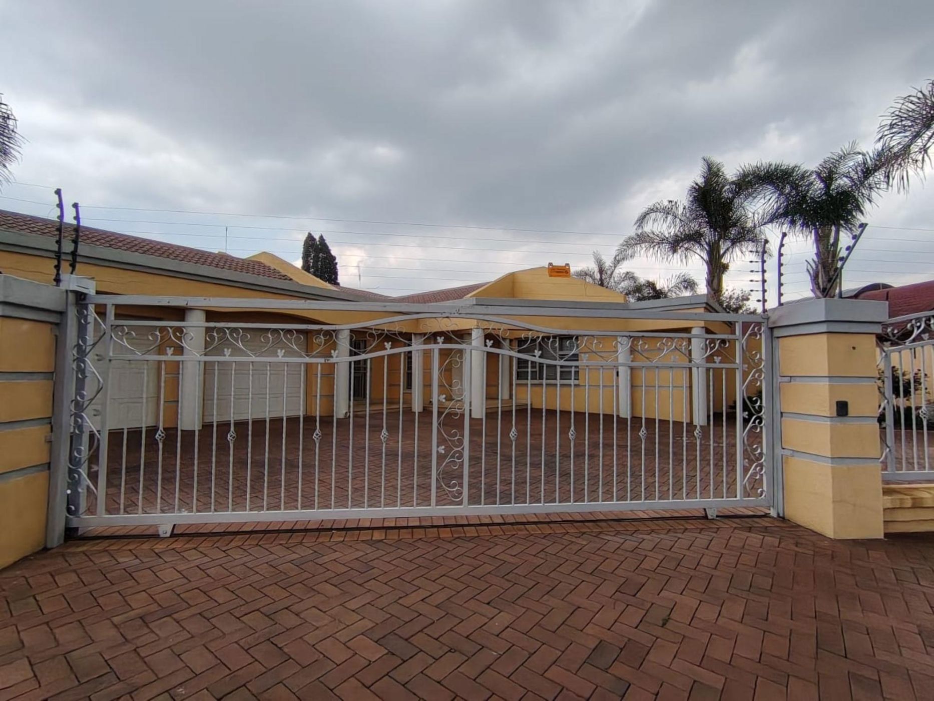 House for sale in Mackenzie Park - EN1729324