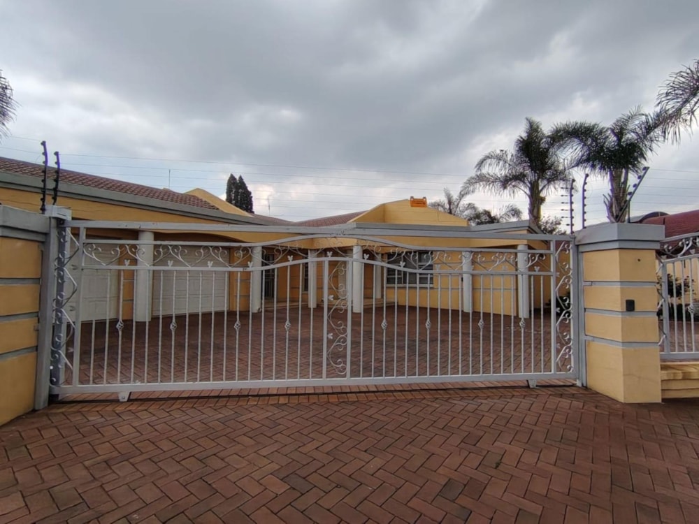 House for sale in Mackenzie Park - EN1729324