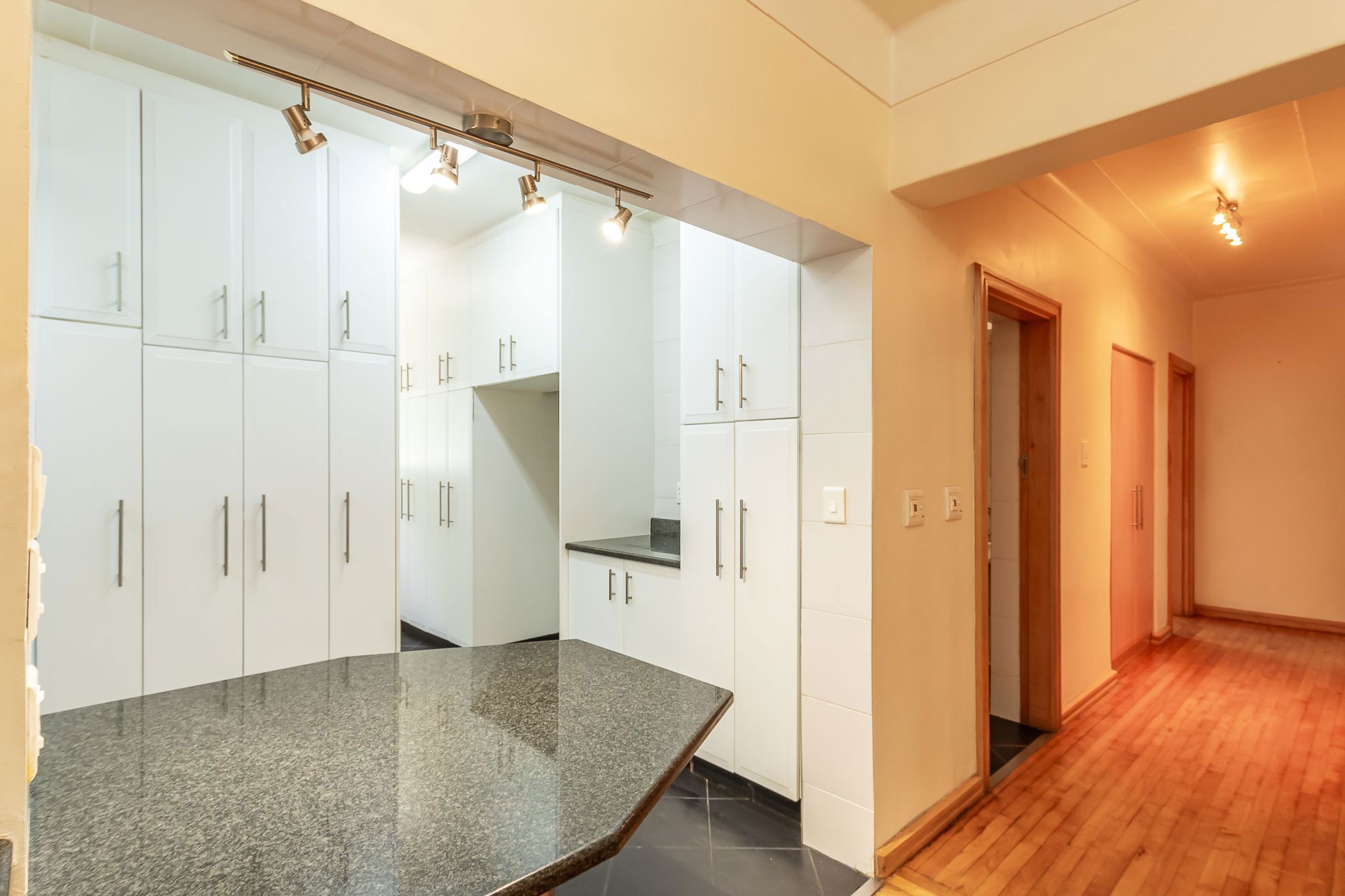 Apartment to rent in Southern Suburbs, Cape Town - RBL1730939