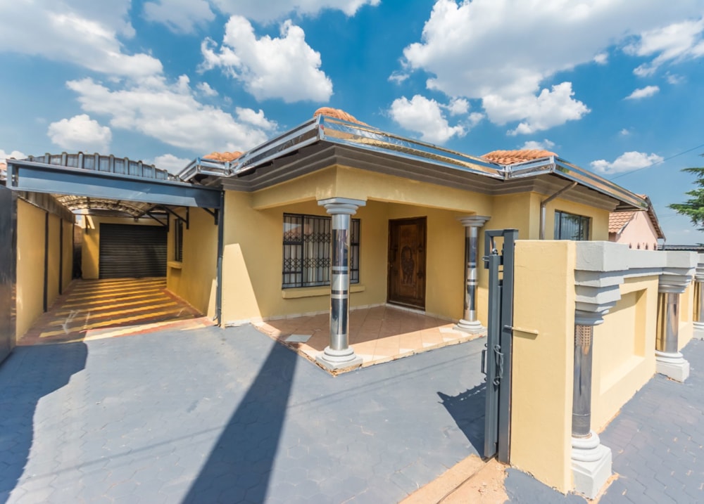 House for sale in Mohlakeng - 1KR1729952
