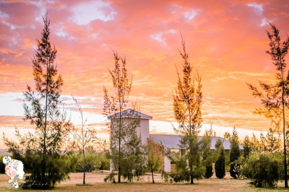 Country hotel for sale in Hartebeesfontein - PT1728759