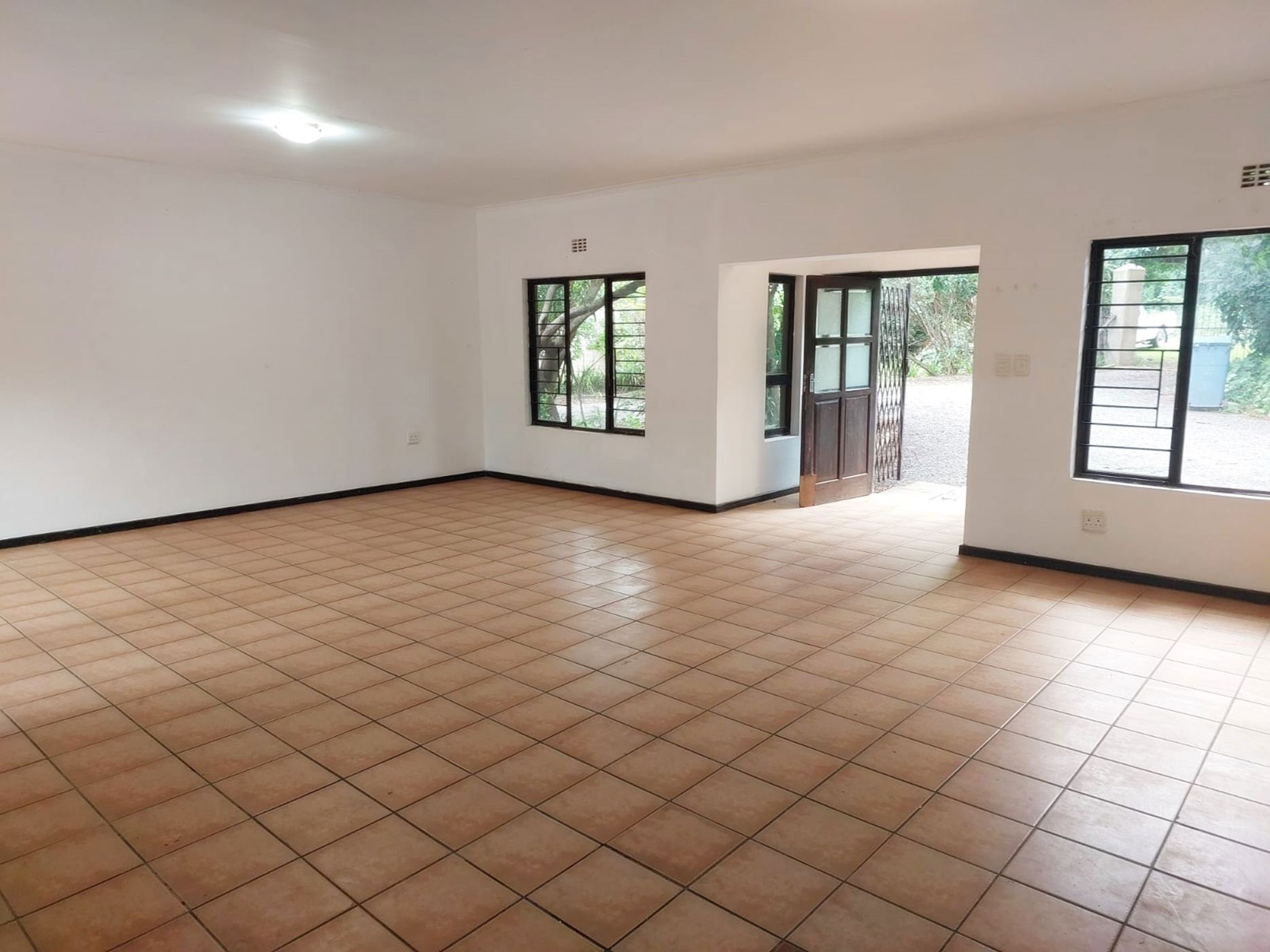 House to rent in Mount Moreland - 1ND1729436