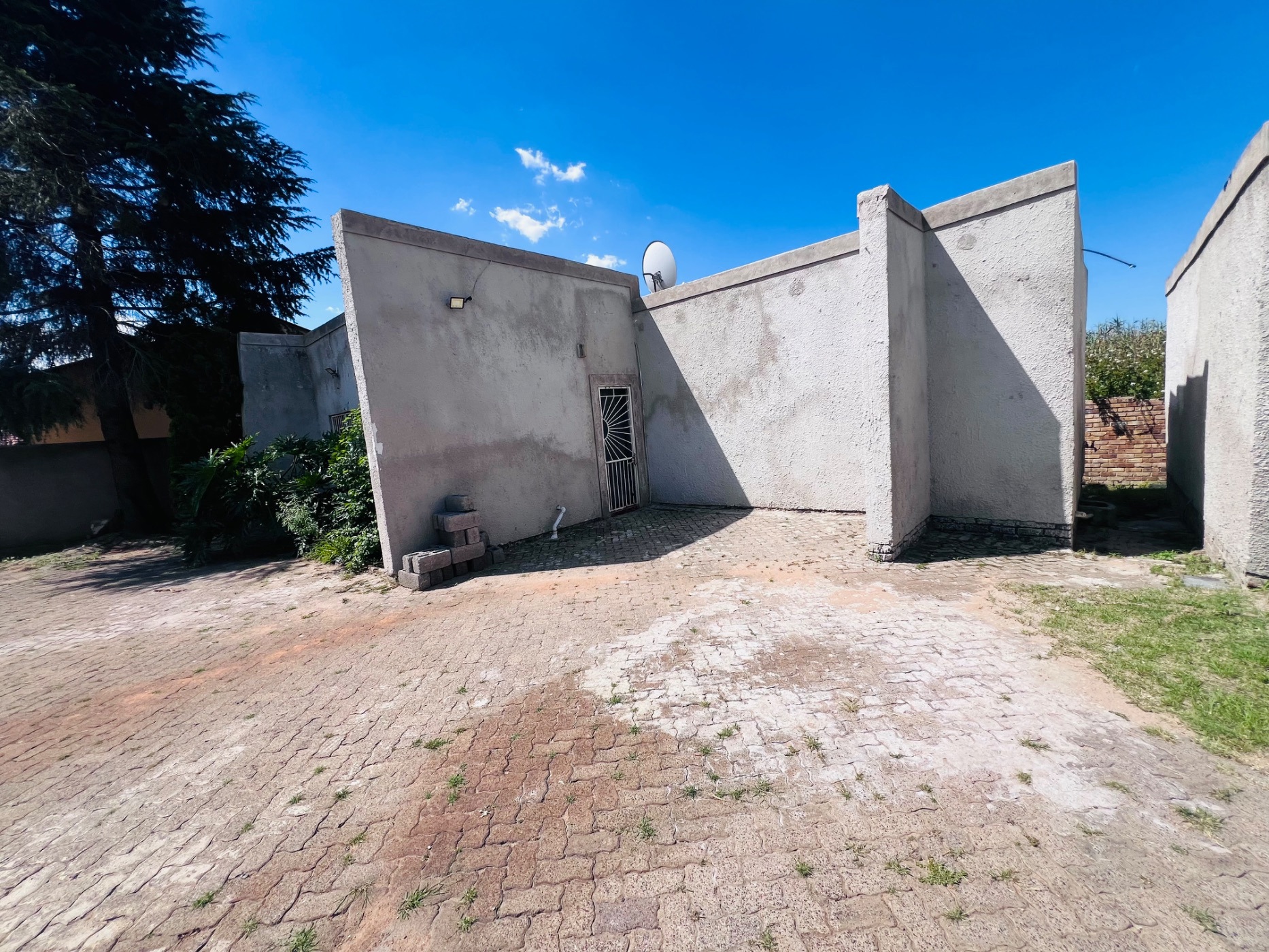 Bachelor apartment to rent in Pine Ridge, Witbank, eMalahleni - 1WD1729997