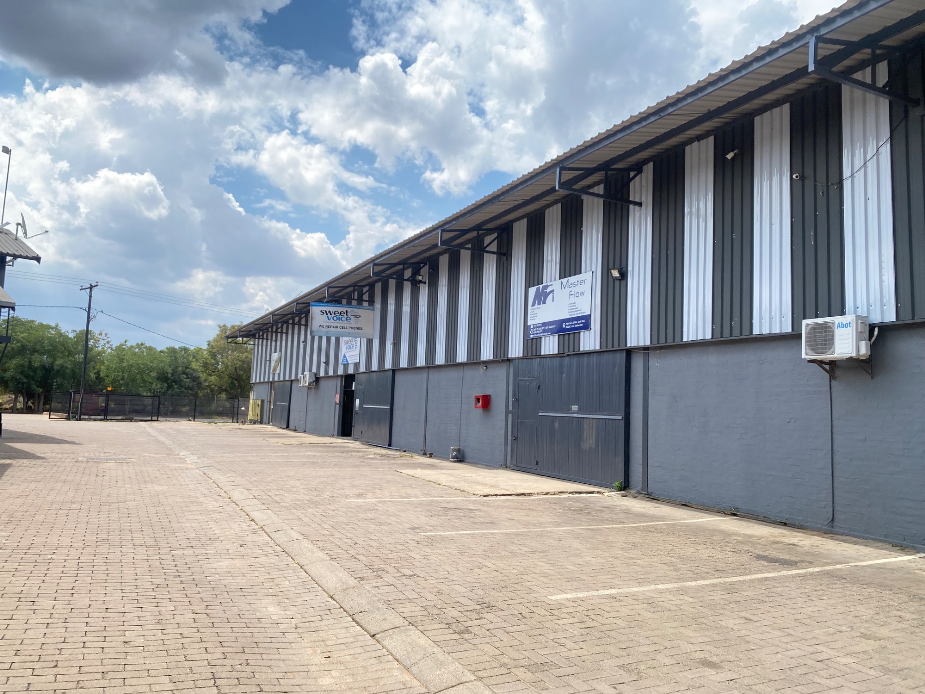 Commercial industrial property to rent in Block 3 Industrial, Botswana - 3BO1730395