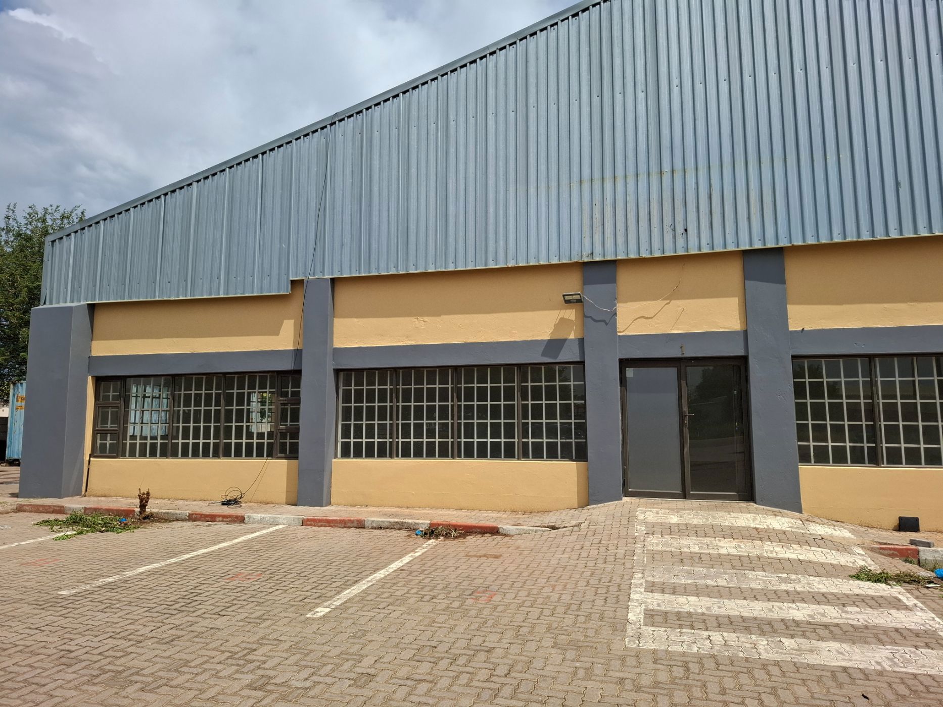 Commercial Building to rent in Tlokweng, Botswana - 3BO1730413