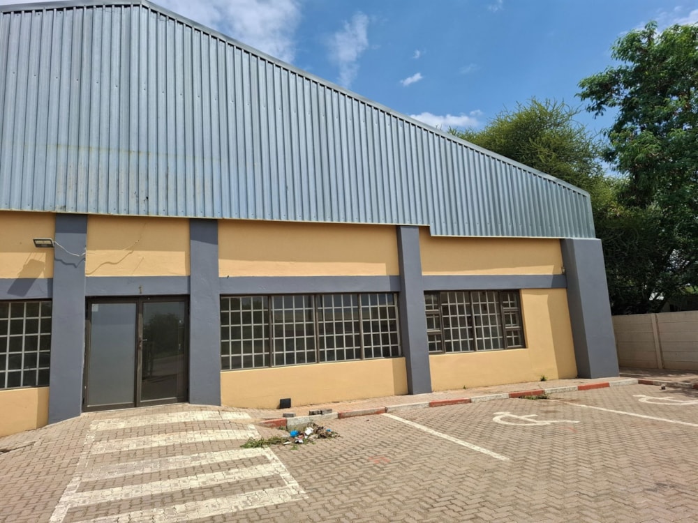 Commercial industrial property to rent in Tlokweng, Botswana - 3BO1730414 Commercial industrial property to rent in Tlokweng, Botswana - 3BO1730414