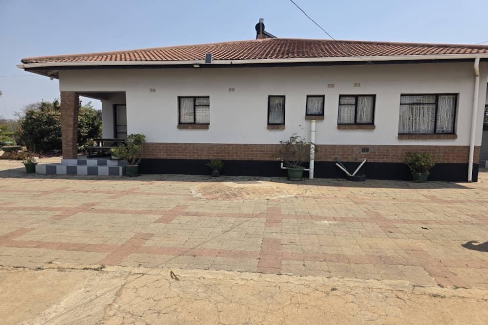 House for sale in Bulawayo, Zimbabwe - 3ZB1731056 House for sale in Bulawayo, Zimbabwe - 3ZB1731056