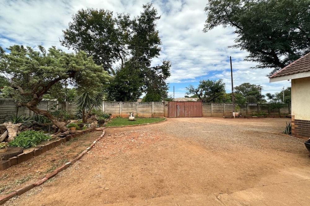 House for sale in Queens Park East, Zimbabwe - 3ZB1731508 House for sale in Queens Park East, Zimbabwe - 3ZB1731508