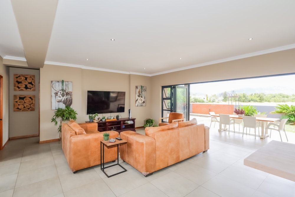 Security estate home for sale in The Coves - 1HR1711345 Security estate home for sale in The Coves - 1HR1711345