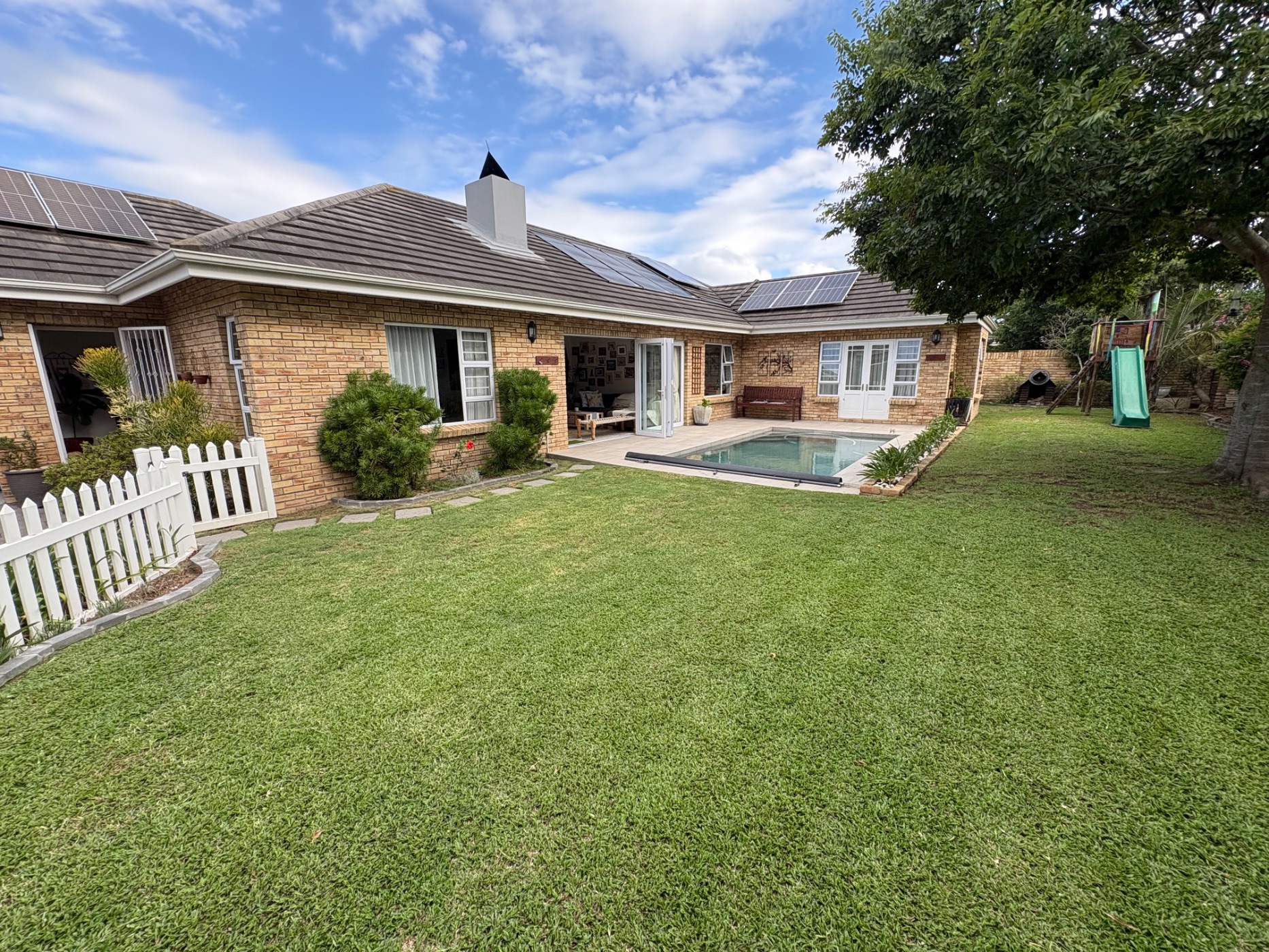 Security complex home to rent in Weybridge Park - 1PLZ1736125