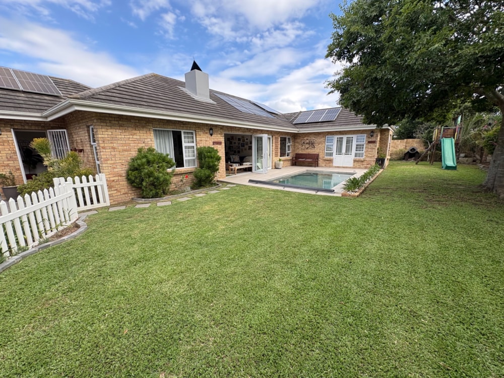 Security complex home to rent in Weybridge Park - 1PLZ1736125