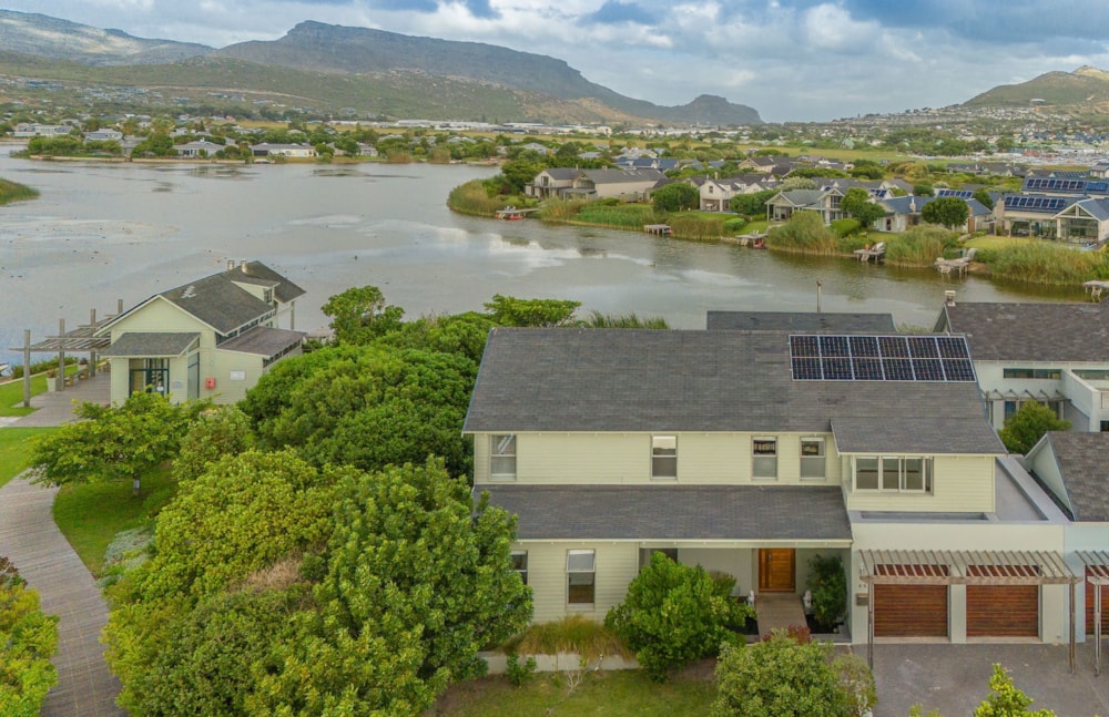 Double-storey house for sale in Lake Michelle - FH1729650