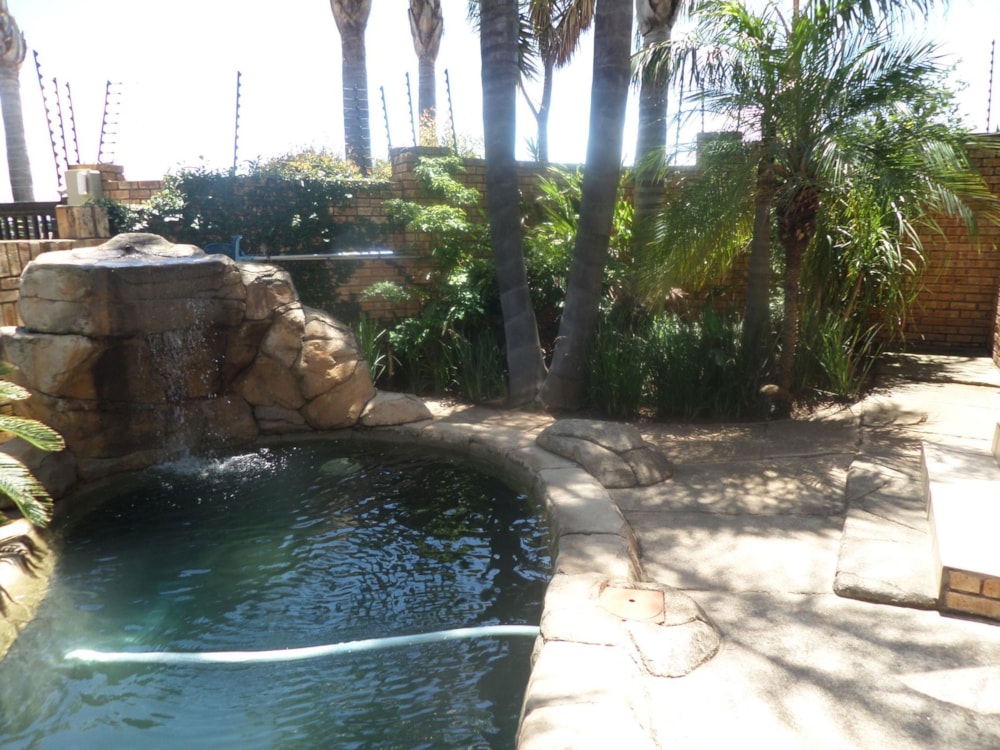 Townhouse for sale in Ruimsig - RAN1734876