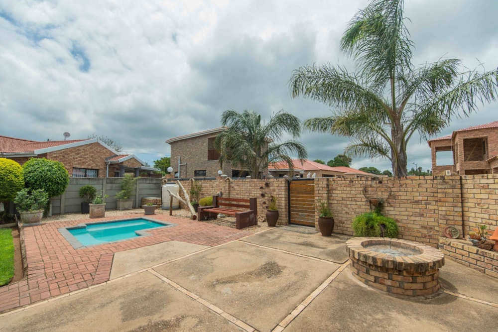 Townhouse for sale in Vanes Estate - 1UK1728175