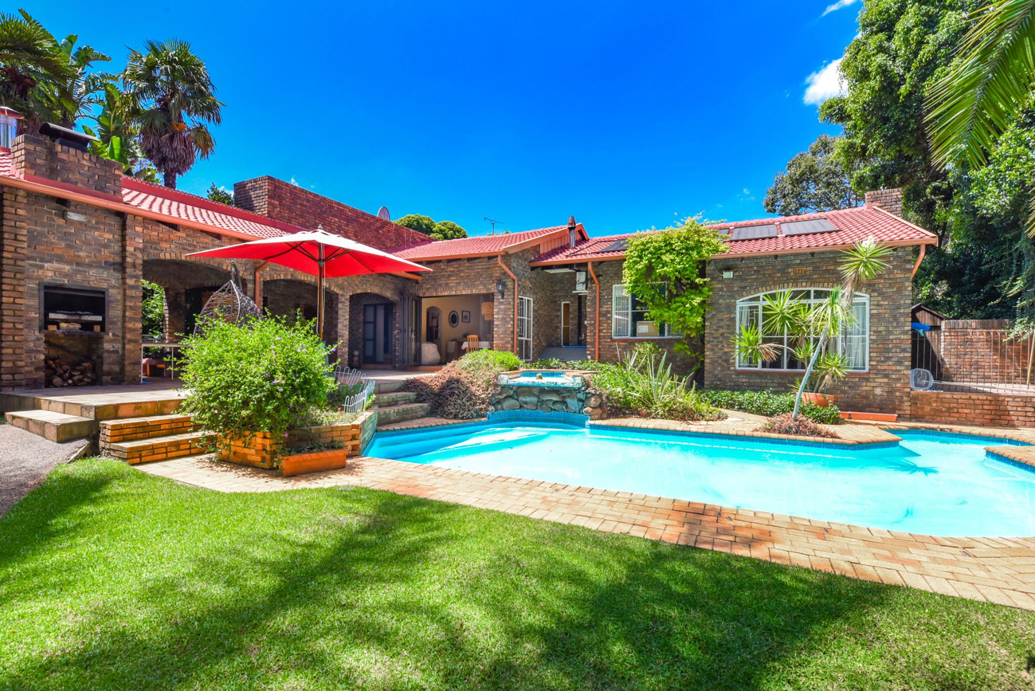 House for sale in Douglasdale - FW1730527