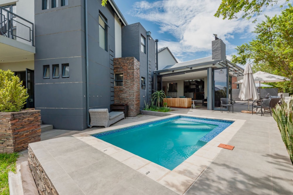 Double-storey house for sale in Copperleaf - 1CU1730985