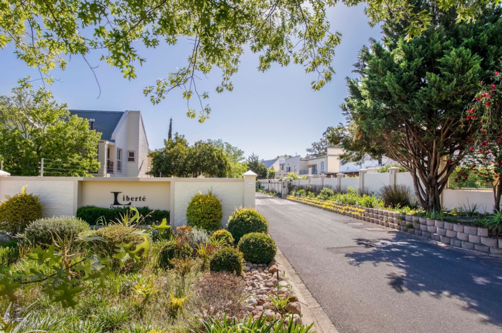 Apartment for sale in Onder Papegaaiberg - ST1733844