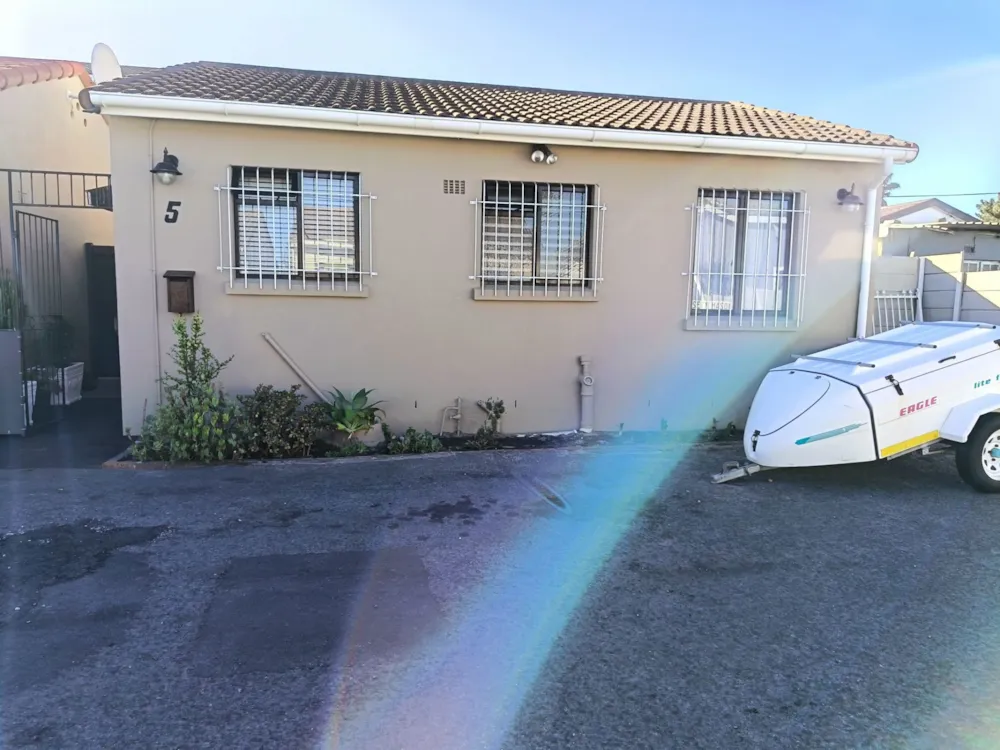 Apartment for sale in Grassy Park - 1OT1734583 Apartment for sale in Grassy Park - 1OT1734583