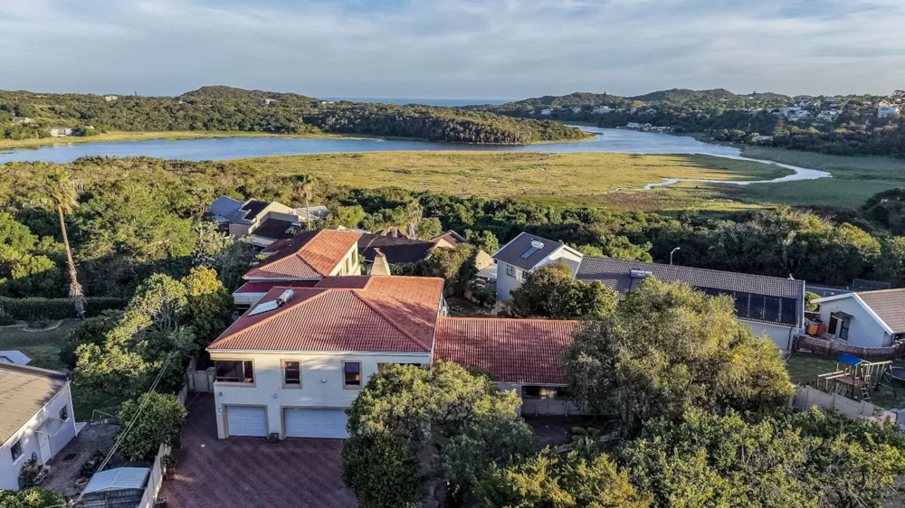 House for sale in Beacon Bay - 1EZ1730149