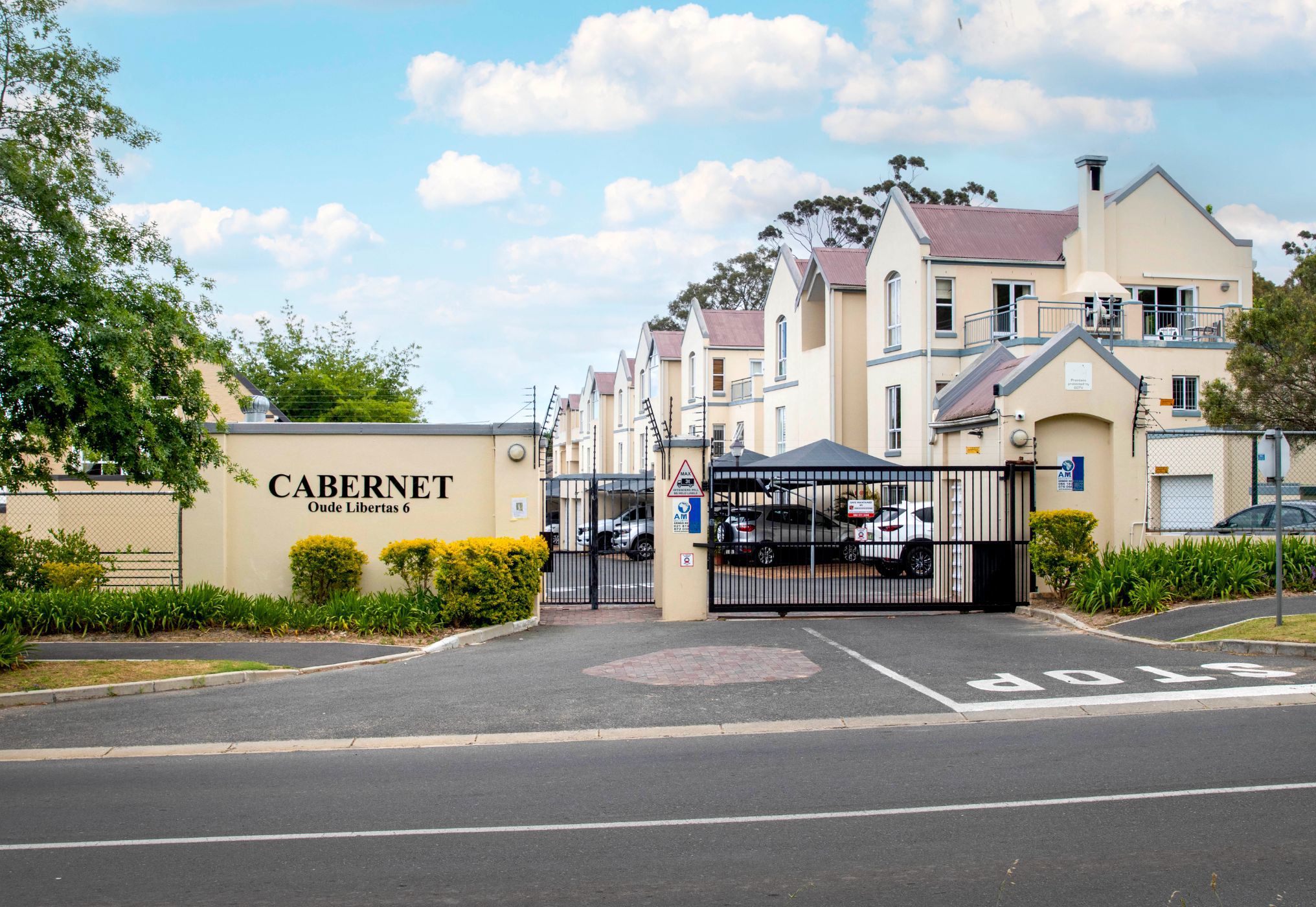 Apartment for sale in Onder Papegaaiberg - ST1736577