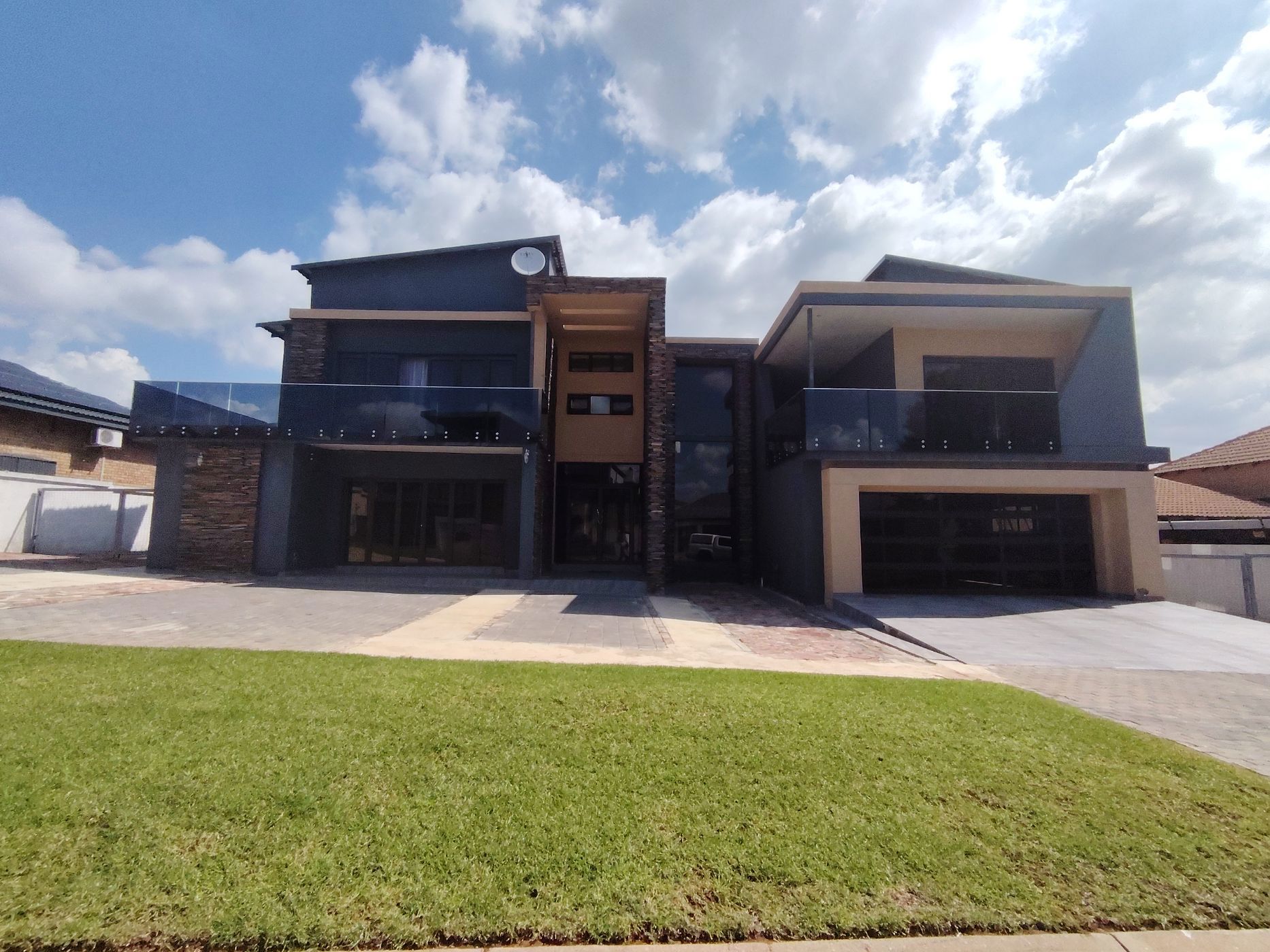 Double-storey house for sale in Bendor - 1PS1735396