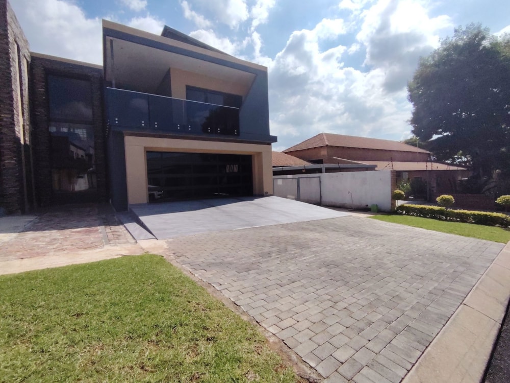 Double-storey house for sale in Bendor - 1PS1735396