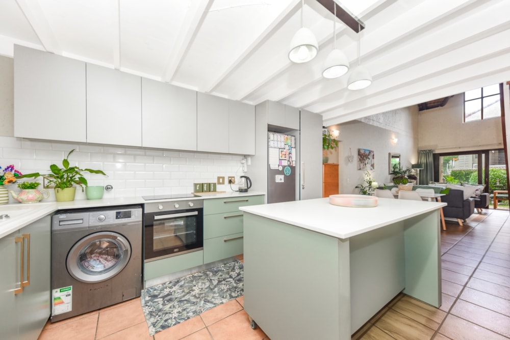 Townhouse for sale in Douglasdale - FW1736503